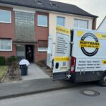 Team von Hoffmann Blitz und Blank lädt den Firmenwagen bei einer Entrümpelung in Mülheim an der Ruhr