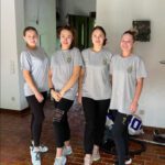 vier Mitarbeiterinnen von Hoffmann Blitz und Blank in grauen Firmenshirts