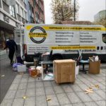 Team von Hoffmann Blitz und Blank trägt Kartons bei einer Haushaltsauflösung in Essen