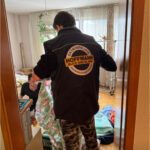 Mitarbeiter von Hoffmann Blitz und Blank bei einer Entrümpelung mit Firmen-Shirt